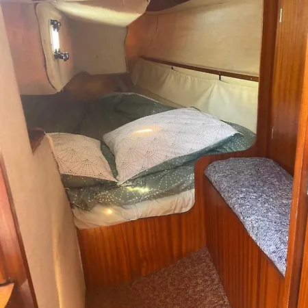 Mettre Les Voiles à Botel *