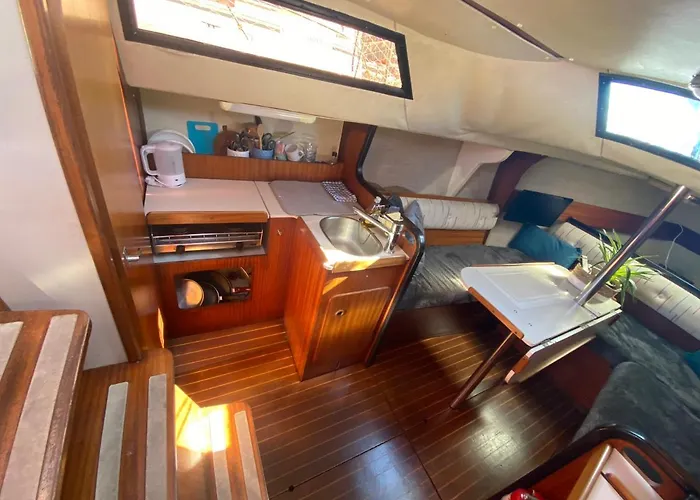 Mettre Les Voiles A *